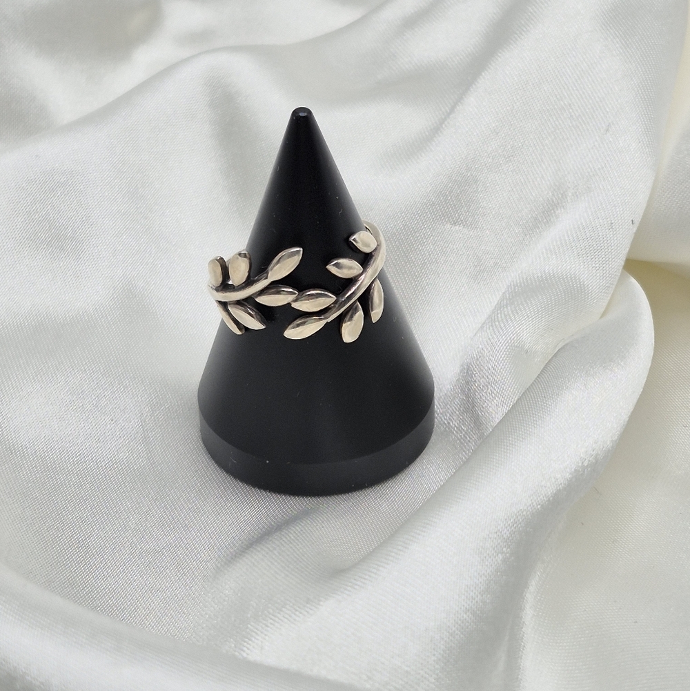 Sterling silver Olive Branch, Vine, Leaf design Ring.  Size 8.5